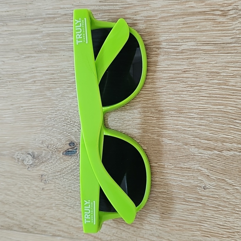 NWOT Truly Hard Seltzer Unisex Sunglasses